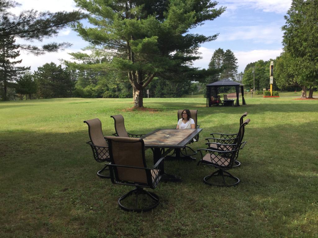 Cedars Motel Ironwood Esterno foto