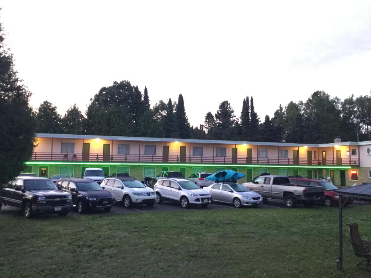 Cedars Motel Ironwood Esterno foto