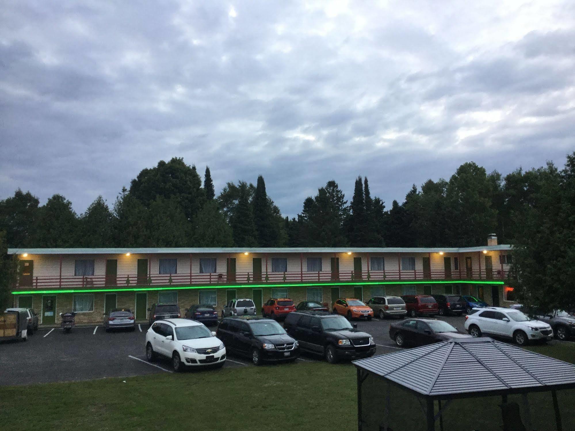 Cedars Motel Ironwood Esterno foto